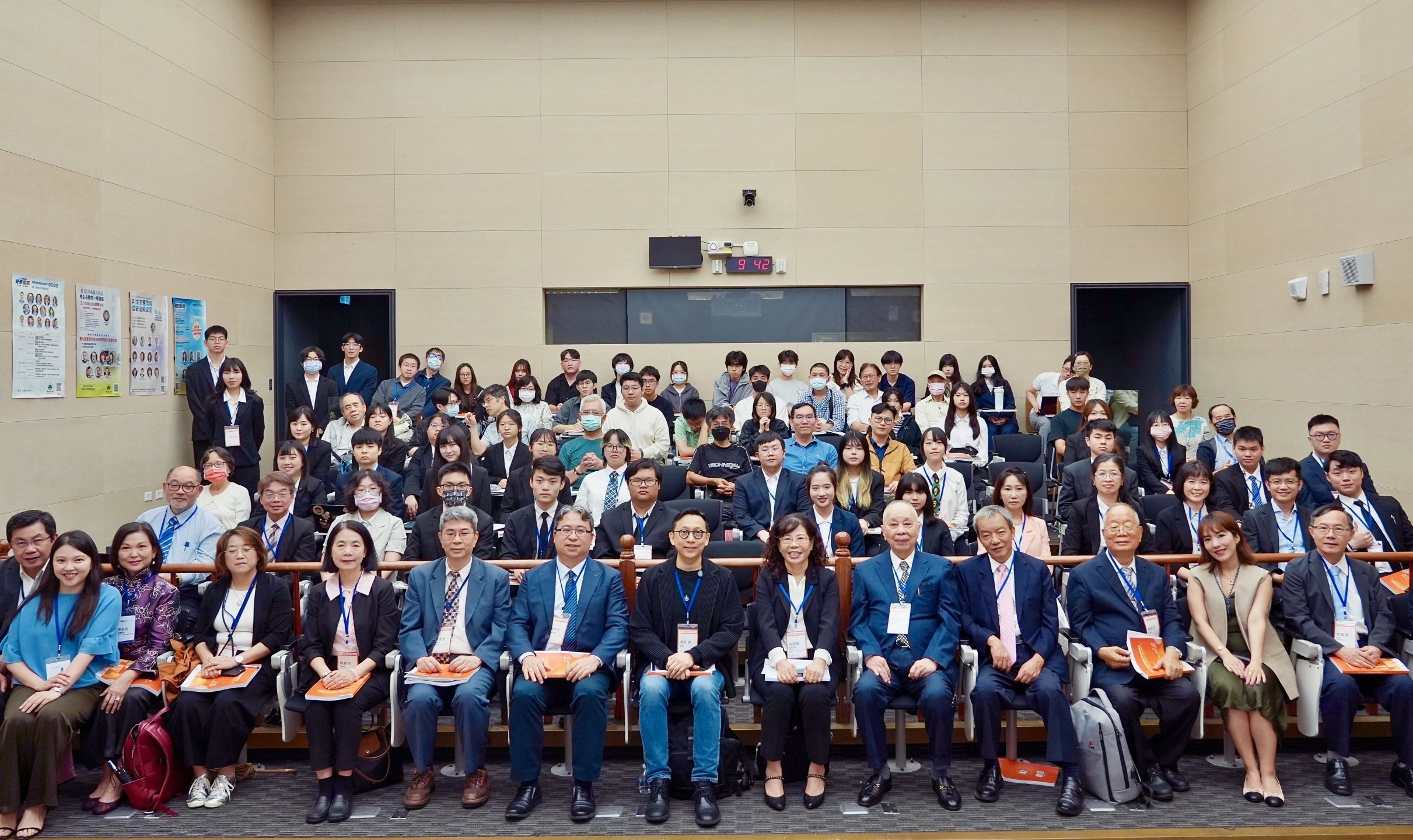 全台首創跨校AI應用與監管課程，感謝媒體及參與朋友們一同參與見證學生跨系撰寫AI議題論文教育新模式！